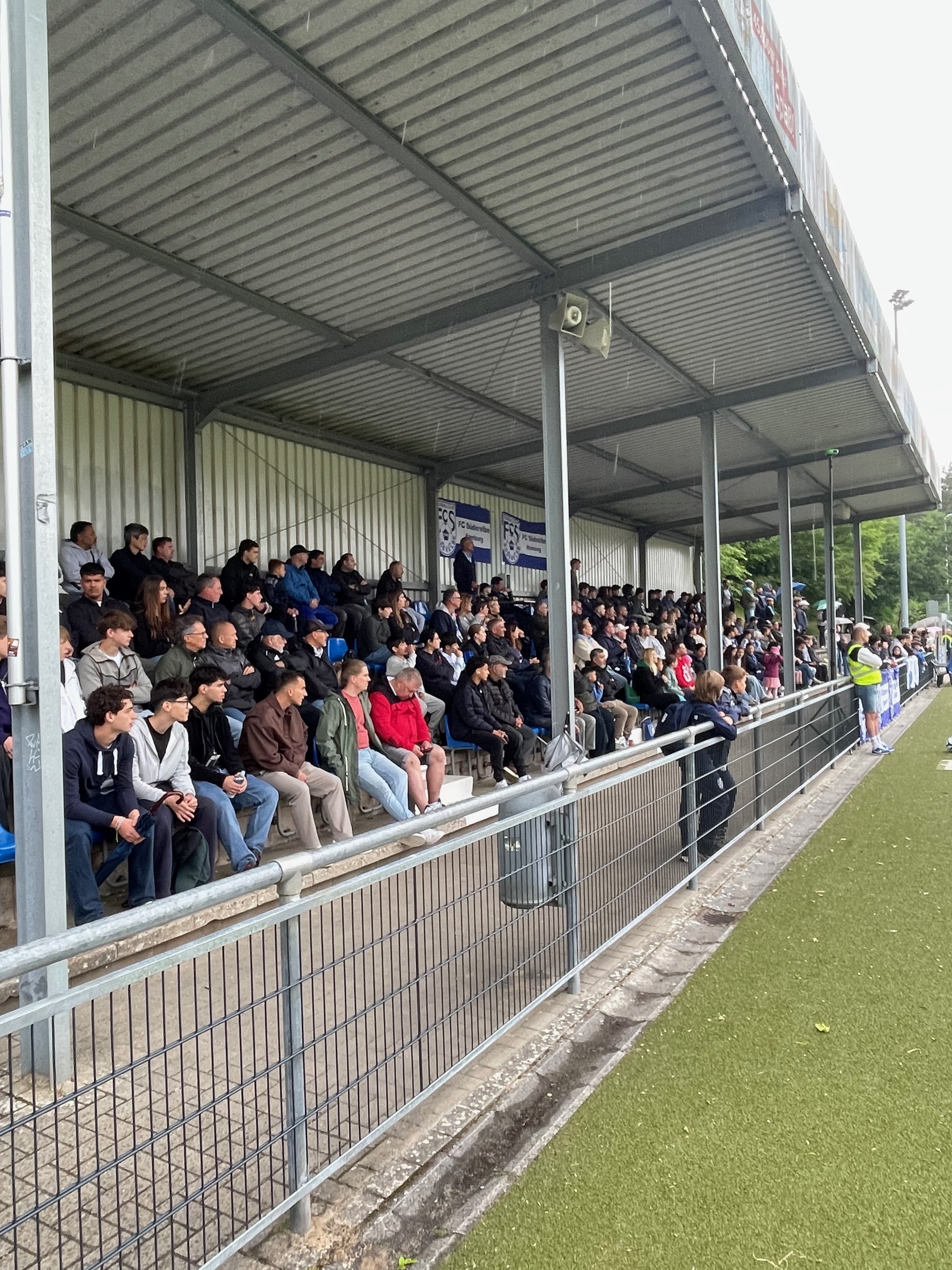 Die Tribüne am Kiesbarg voll besetzt beim entscheidenden Heimspiel